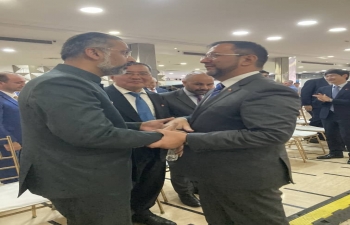 El Embajador Abhishek Singh se reunio hoy con el Ministro de Relaciones Exteriores de Venezuela, S.E. Yvan Gil Pinto, en un evento en el Ministerio de Relaciones Exteriores. El Embajador Singh transmitio sus saludos al Ministro antes de iniciar su participacion en la Reunion Ministerial del MNOAL en Baku.